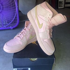 AIR JORDAN 1 MID CORAL GOLD 2019 - SIZE 9